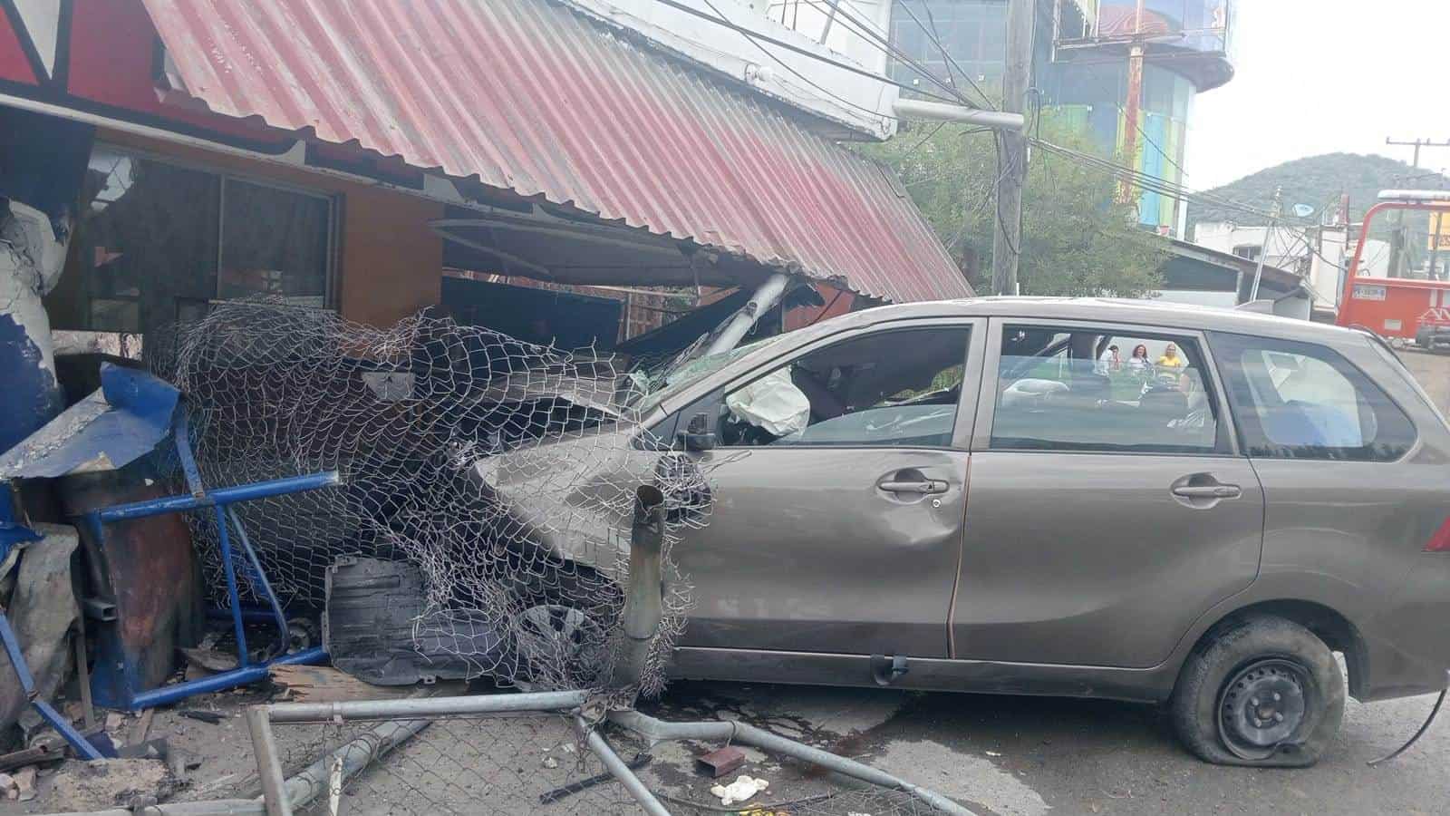 El susto de su vida se llevaron los comensales de una reconocida taquería del municipio de Santiago, cuando en forma sorpresiva, una camioneta se estampó contra su fachada en el municipio de Santiago.