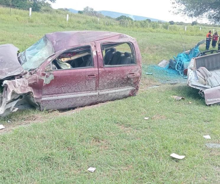 Deja volcadura de camioneta tres heridos en Los Ramones