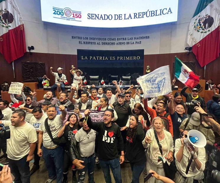 Acaba sesión en el Senado con protestas y cambio de sede