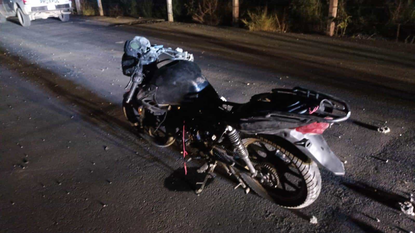 Con diversas lesiones resultó la conductora de una motocicleta luego de caer con todo y su unidad a una cisterna de bombas de Agua y Drenaje sin tapa, ayer en el municipio de Escobedo.