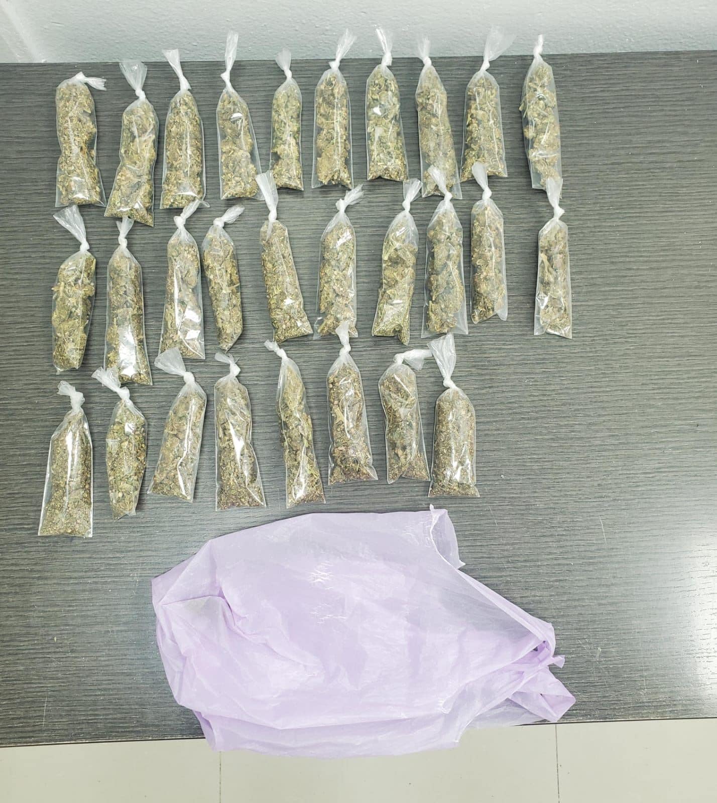 Elementos de la Policías de la Secretaría de Seguridad Ciudadana de Escobedo detuvieron a un joven luego de que le encontraron una bolsa con dosis de marihuana que ocultaba bajo su playera.