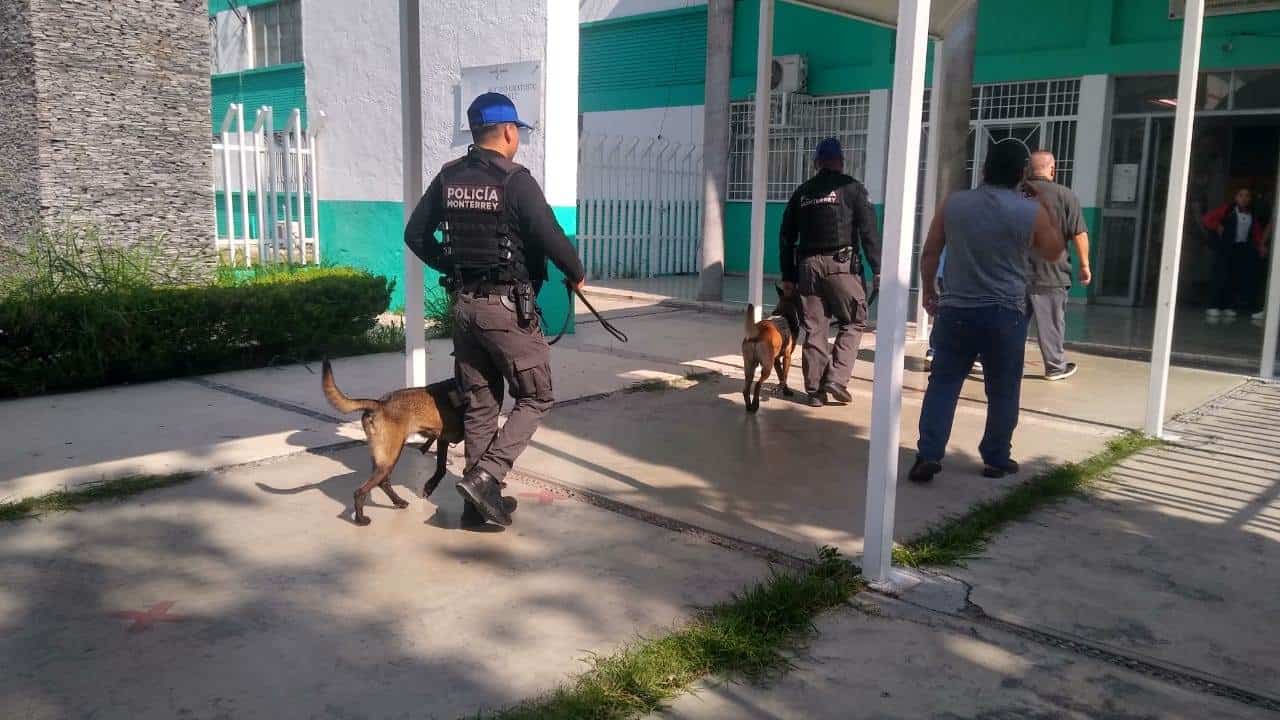 El reporte de amenazas en una red social sobre un supuesto tiroteo en una escuela secundaria del centro de Monterrey, movilizó ayer a elementos de la policía municipal en el plantel educativo.