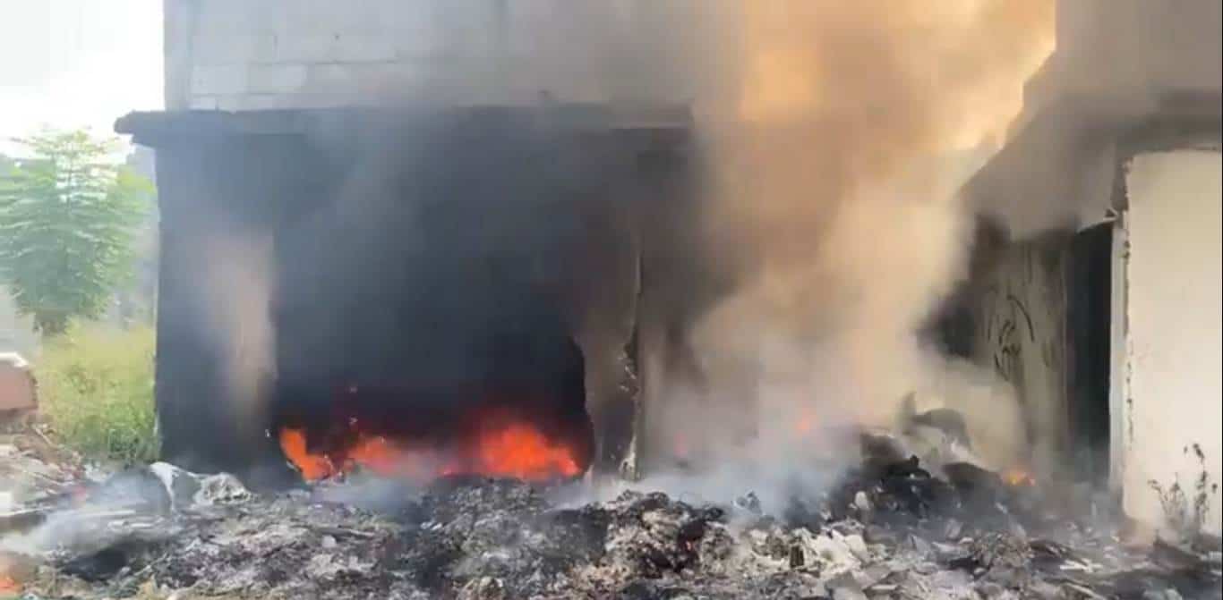 Un grupo de vándalos prendieron fuego a una casa abandonada ubicada en la Colonia Rancho Viejo en el municipio de Juárez, provocando una intensa movilización de los puestos de socorro.