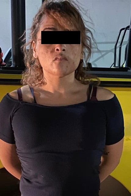 Una mujer que viajaba en una bicicleta, fue detenida por oficiales de la Policía de Monterrey, presuntamente al encontrarle en su poder nueve envoltorios con una sustancia sólida con las características a la droga tipo cristal, ayer en el centro de la ciudad.