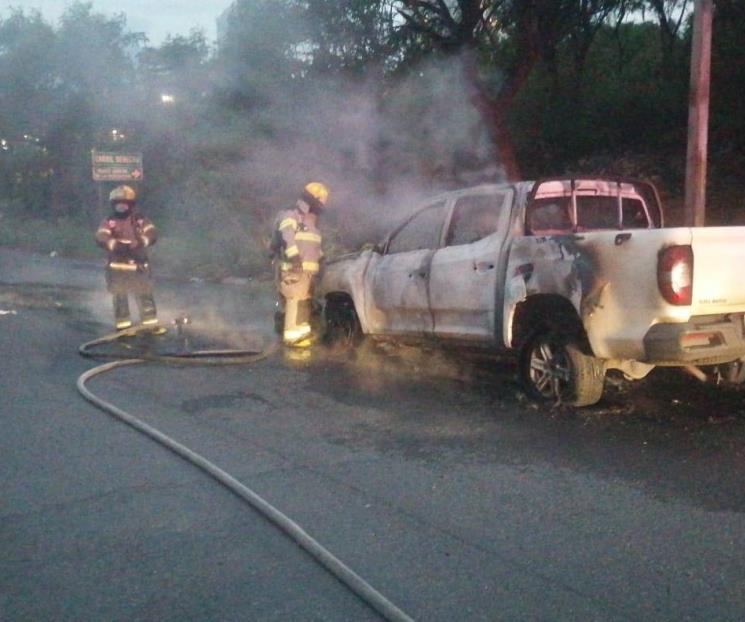 Acaba fuego con camioneta en San Pedro