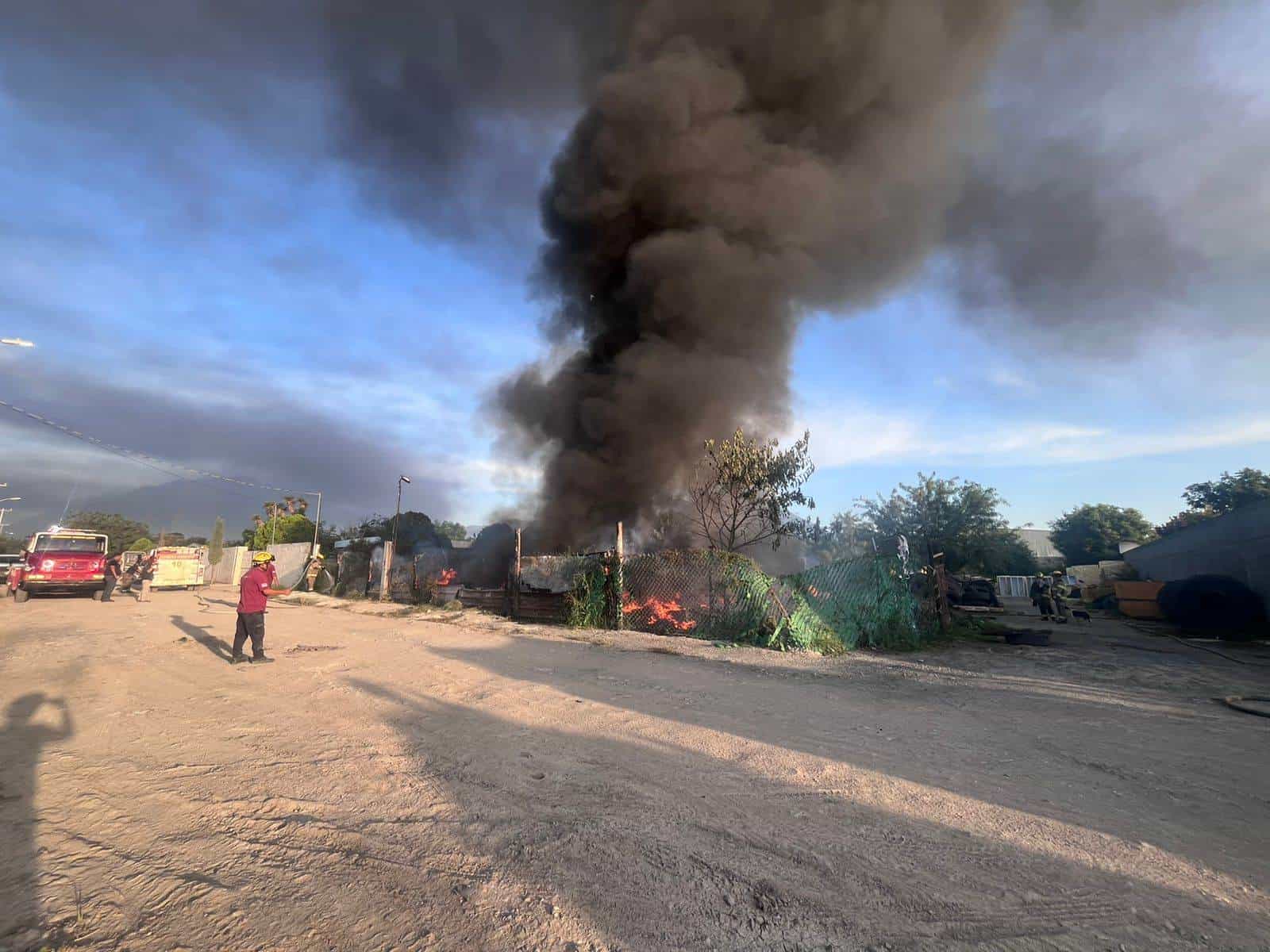 El incendio de una vulcanizadora movilizó a elementos Bomberos de Nuevo León y efectivos de rescate de diversas corporaciones, ayer en el municipio de General Escobedo.