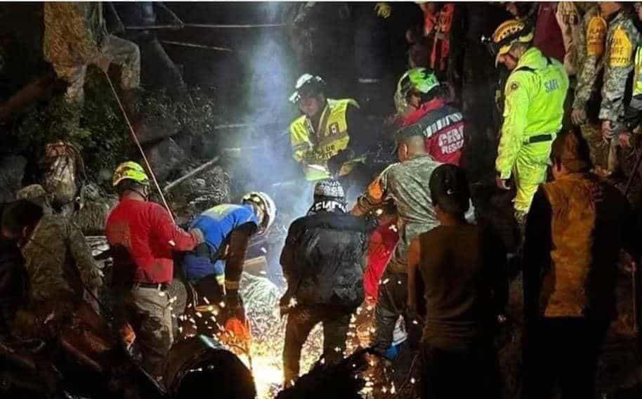 Rescatan a familia atrapada tras deslave de cerro en Jilotzingo