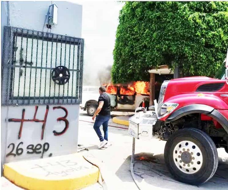 Queman normalistas de Ayotzinapa  vehículos en el Congreso