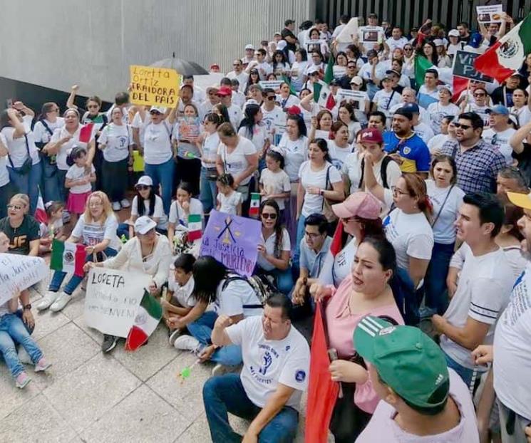 Reciben con protesta y pastel a Ministra Loretta Ortiz en Congreso