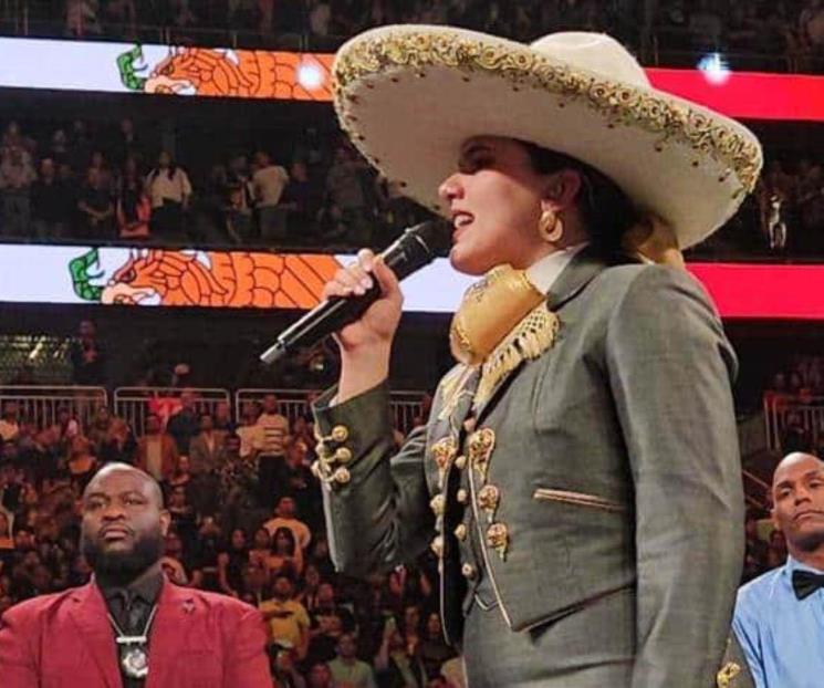 Camila Fernández comete error al cantar himno en pelea de Canelo