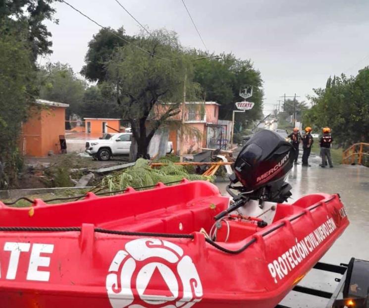 Arrastra corriente de agua a dos autos en Ciénega