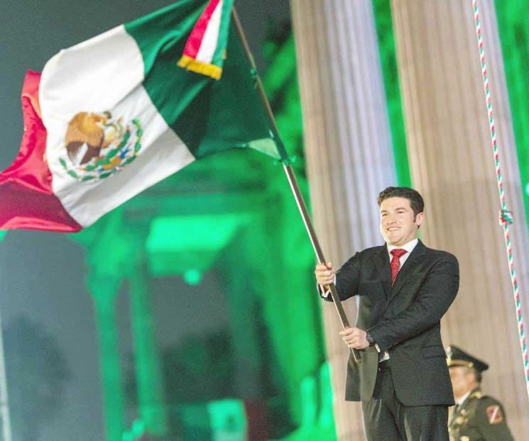 Celebran regios el Grito de Independencia bajo la lluvia