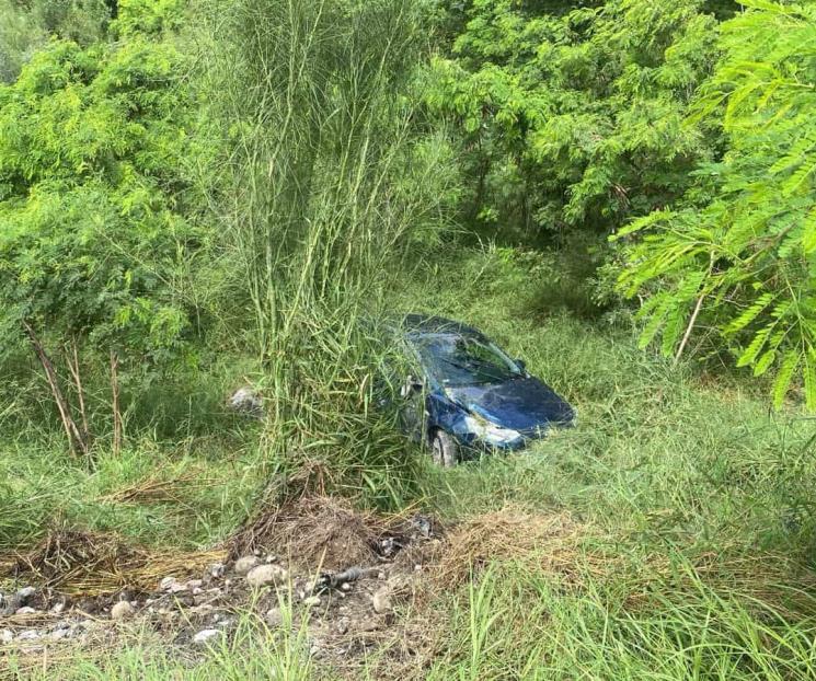 Pierde el control de su auto y cae al Río Santa Catarina