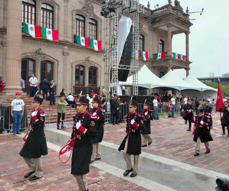 Disfrutan regios de desfile con todo y llovizna