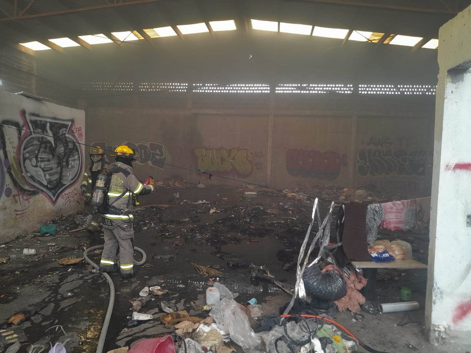 El incendio de basura acumulada en un negocio abandonado, movilizó a elementos de Bomberos de Nuevo León y Protección Civil de Monterrey, ayer en la Colonia Mitras Norte.