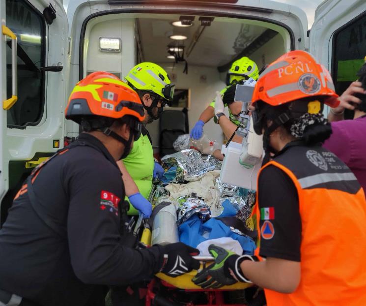 Cae niño de tobogán y queda en coma