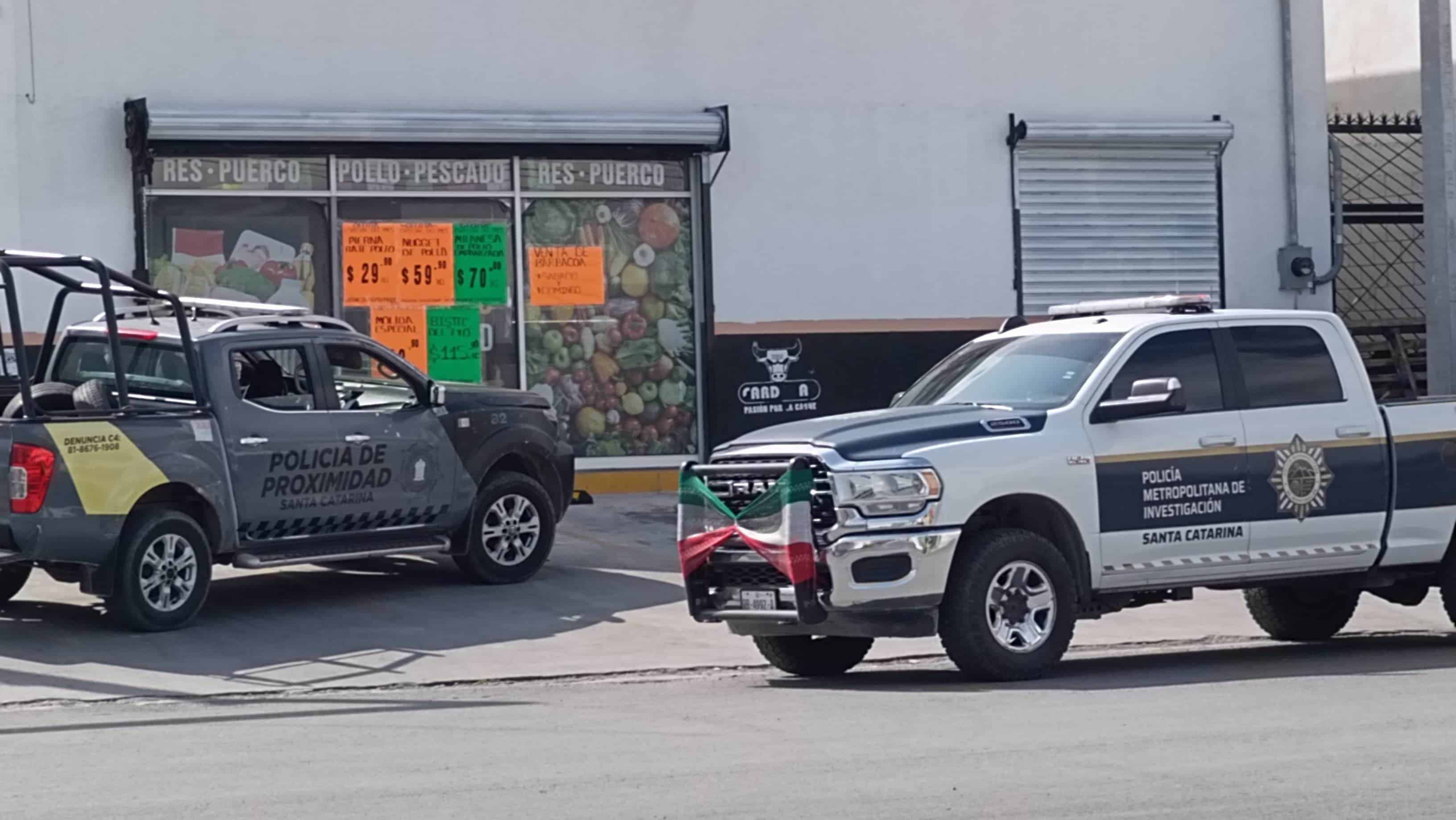 El cajero de una carnicería resultó herido al recibir un balazo por un delincuente quien intentó robar la caja registradora, en Santa Catarina.