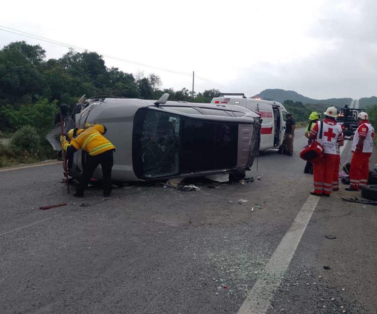 Vuelca camioneta en Montemorelos