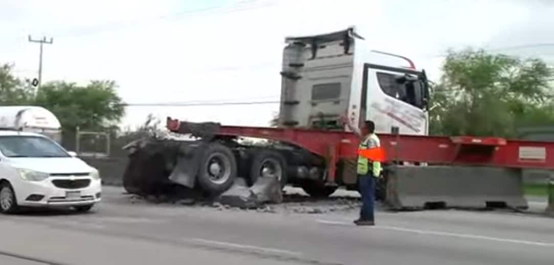 El Libramiento Noreste se vio totalmente colapsado, al reportarse el descuadre de un tráiler que arrastraba dos plataformas en el municipio de Escobedo.