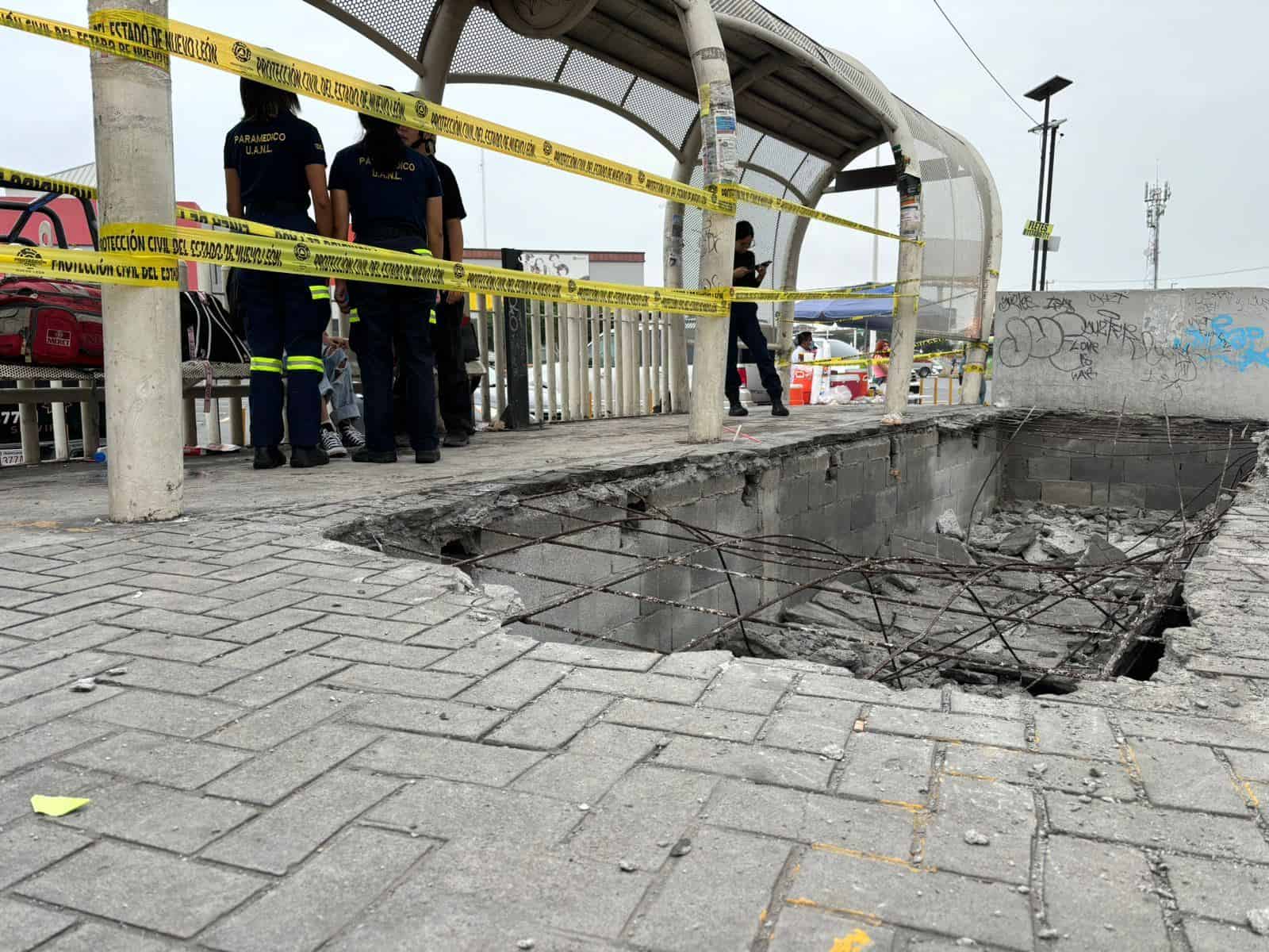 Un saldo de cuatro lesionados dejó el derrumbe del piso en una estación de Transmetro, ayer en el área de Ciudad Solidaridad, al poniente de Monterrey.