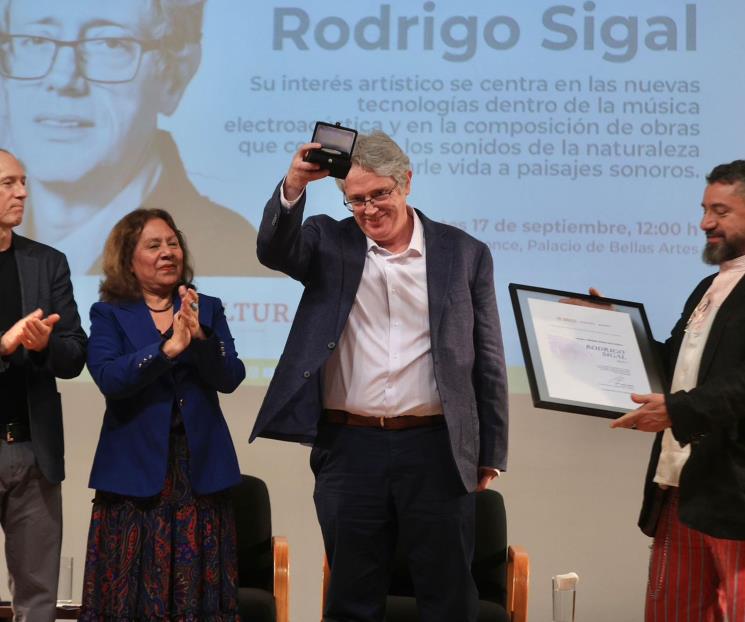 Entregan la Medalla Bellas Artes 2024 en Música a Rodrigo Sigal