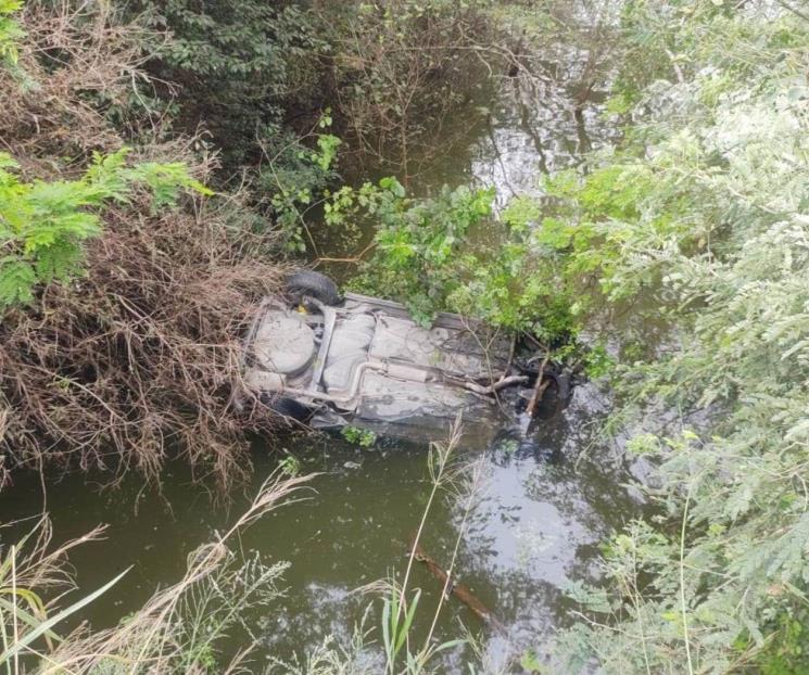 Cae auto a la Presa La Boca; mujer e hija resultan heridas