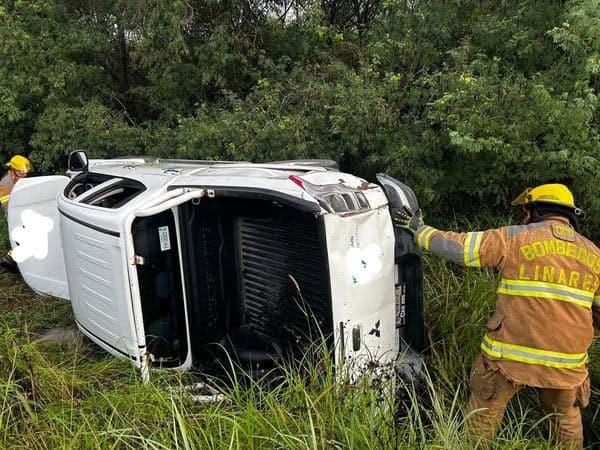 Vuelca camioneta en Linares