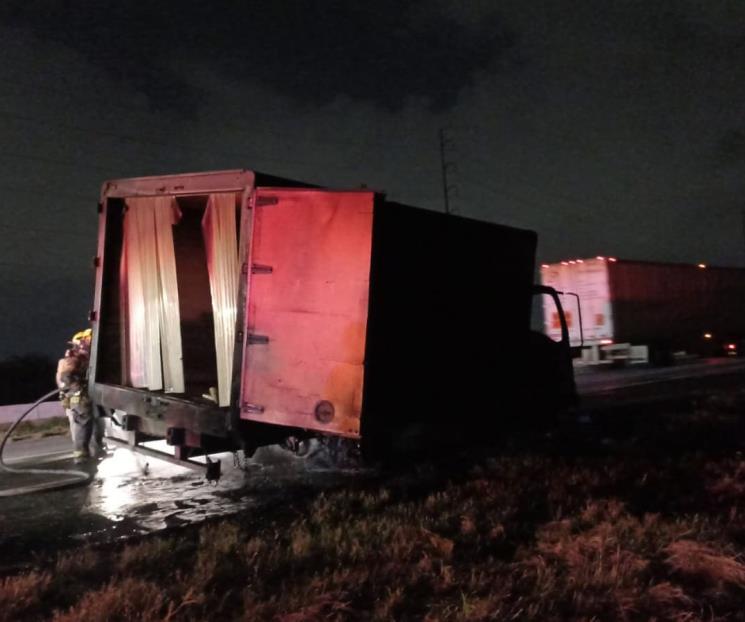 Acaba incendio con camión de carga