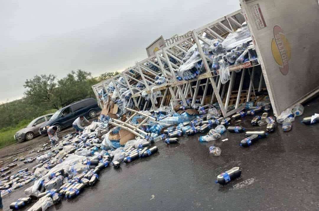 El camión de carga de una empresa refresquera volcó en la Carretera a Monclova tras chocar contra dos vehículos, en el municipio de El Carmen, donde tras lo sucedido se registraron actos de rapiña.