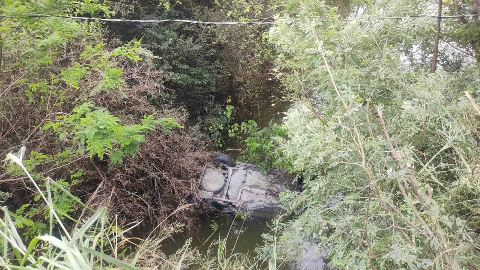 Dos lesionados, una mujer y su hija, dejó la caída de un vehículo a la Presa de la Boca, ayer en el municipio de Santiago.