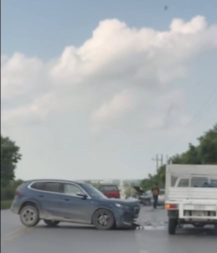 Dos personas lesionadas, fue el saldo que dejó un choque frontal entre dos vehículos, que se registró en el municipio de Cadereyta.