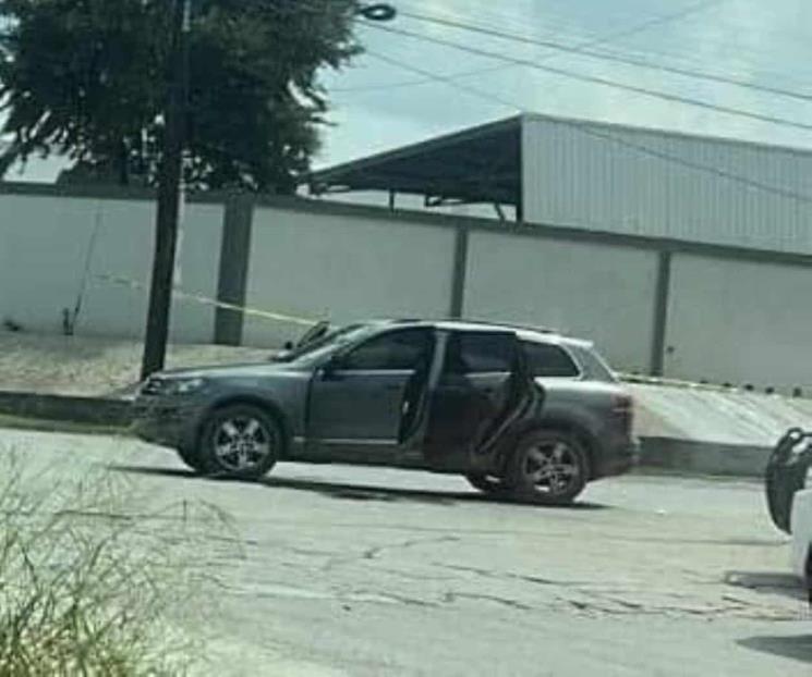 Balean a dos a bordo de auto en Allende