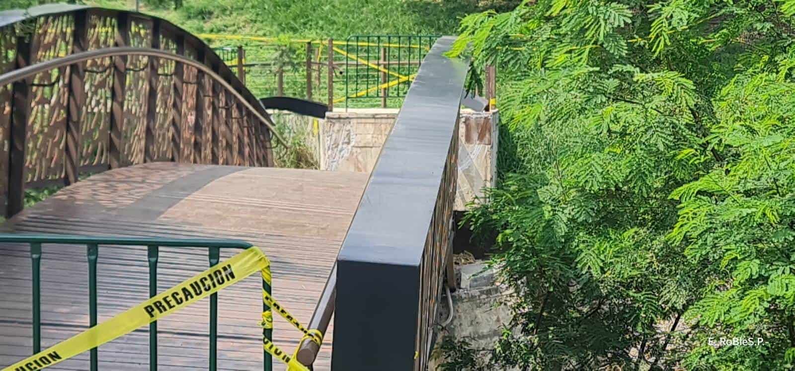 Un puente peatonal del Parque Rufino Tamayo, en San Pedro, se vio añado al parecer por las lluvias y llevó a la movilización de elementos de Protección Civil del Estado.