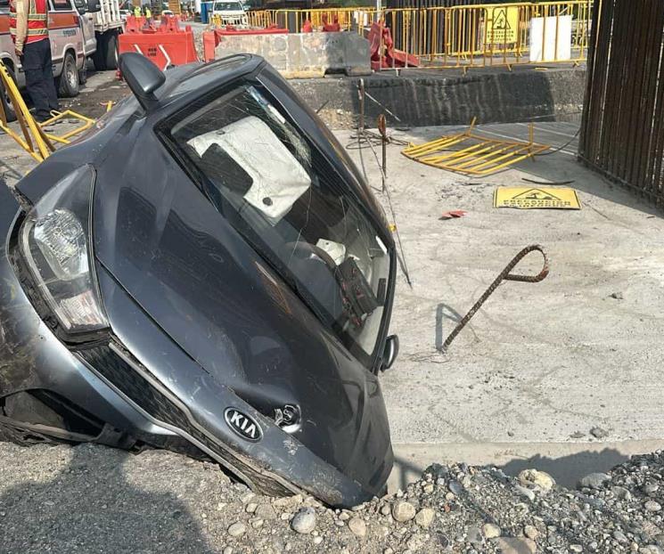 Estrella auto contra construcción del Metro