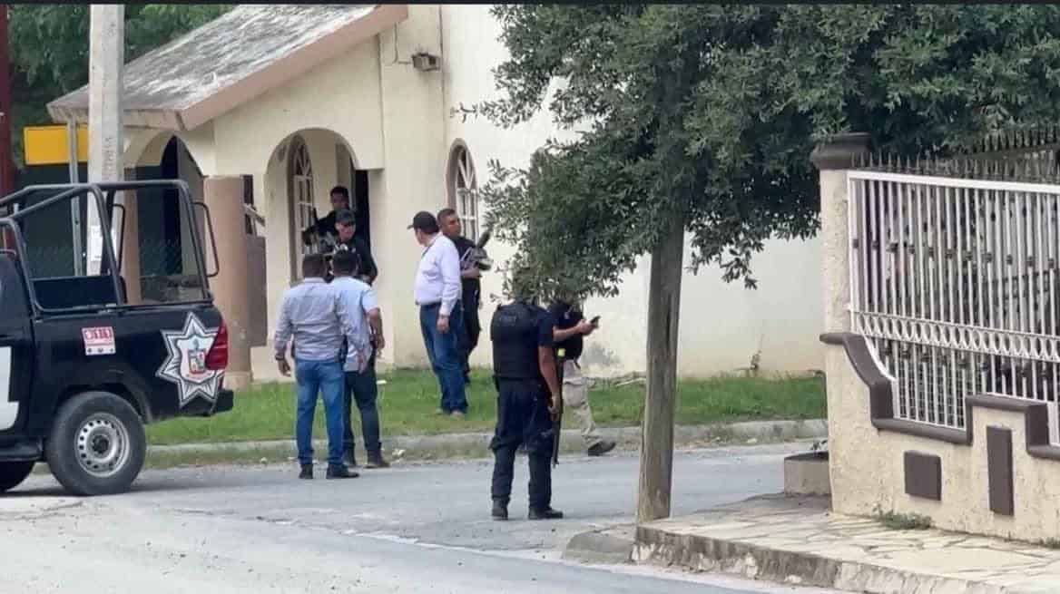 Dos hombres que viajaban en un automóvil compacto, fueron atacados a balazos cuando llegaban a una tienda de conveniencia en el municipio de Allende, resultando con heridas graves.