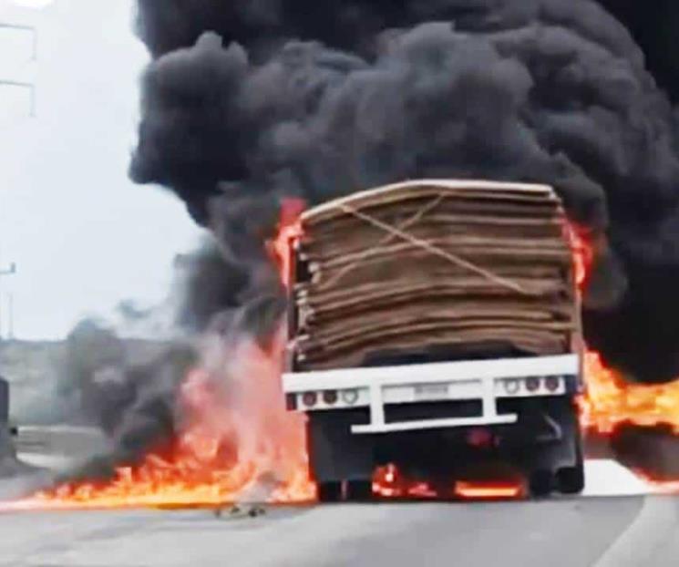 Arde camión de carga