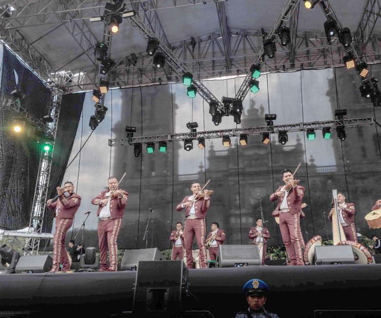 Ni la lluvia evita que cientos canten en el maratón de Mariachi