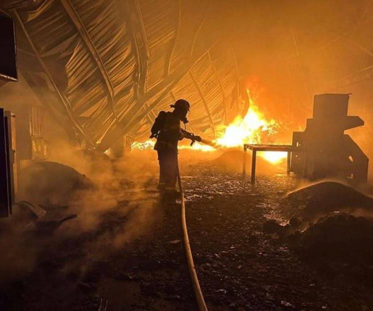 Arde empresa recicladora de plásticos