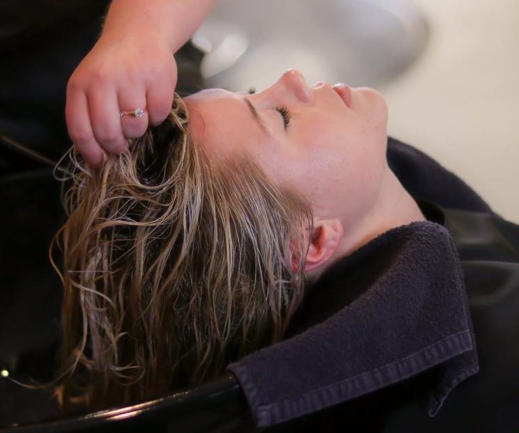 Para qué sirve lavar tu cabello con un cepillo de dientes