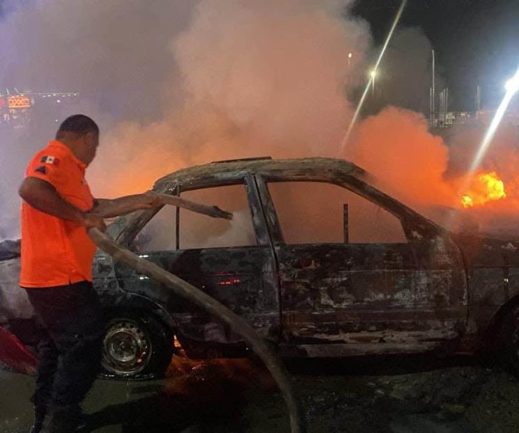 Acaba fuego con auto en Juárez