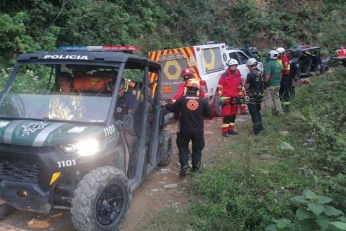 Sobreviven 2 tras caer a barranco