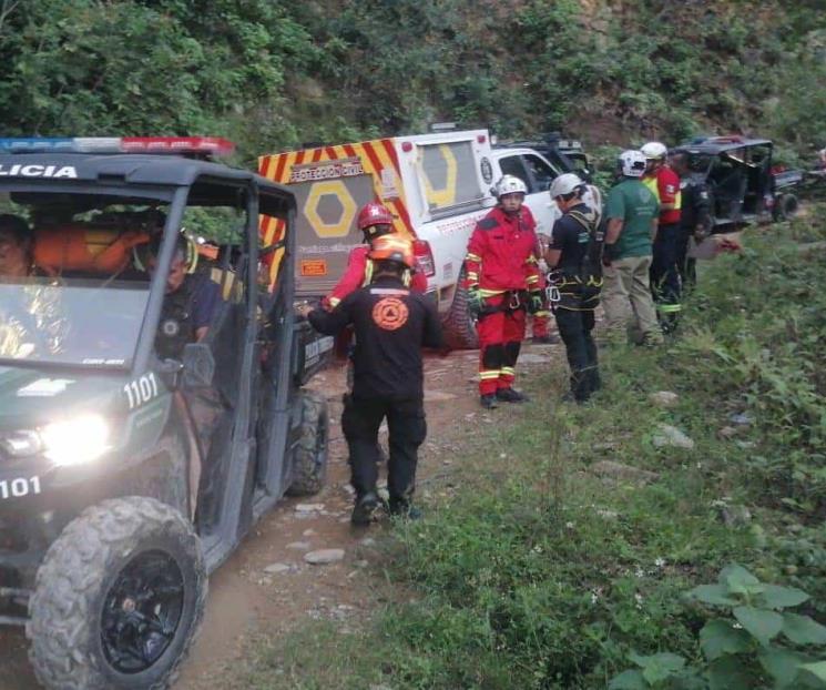 Sobreviven 2 tras caer a barranco