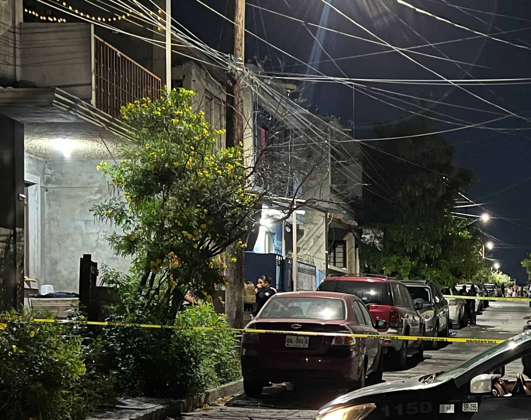 Un hombre resultó lesionado de gravedad tras recibir múltiples impactos de bala en la Colonia Cimas del Poniente en Santa Catarina, Nuevo León.El afectado se encontraba al exterior de una vivienda ubicada en la calle Monte Hor del citado sector cuando presuntos delincuentes armados le dispararon desde un automóvil para luego darse a la fuga.