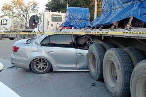 Se estrella auto con tráiler en Pesquería, hay un muerto y un herido