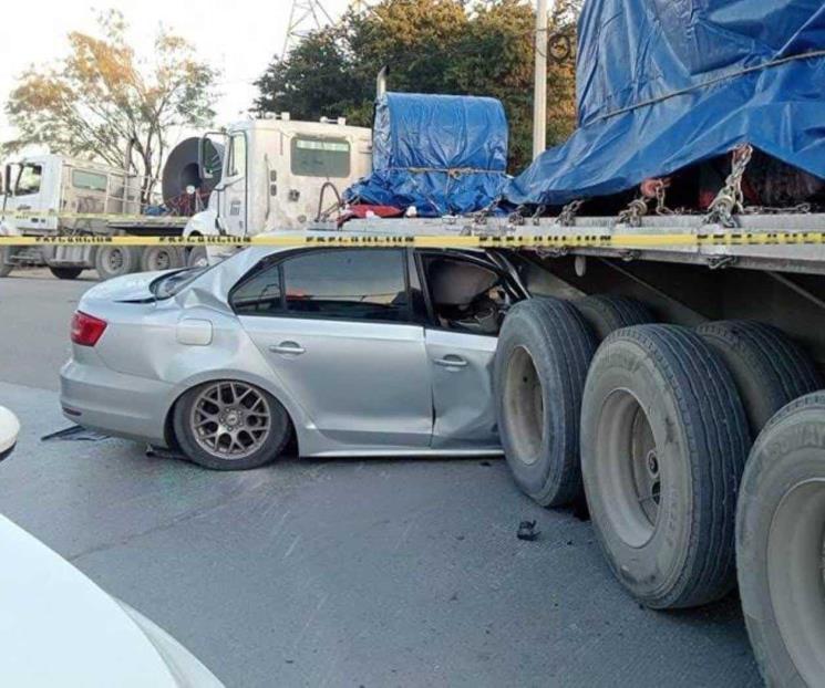 Se estrella auto con tráiler en Pesquería, hay un muerto y un herido