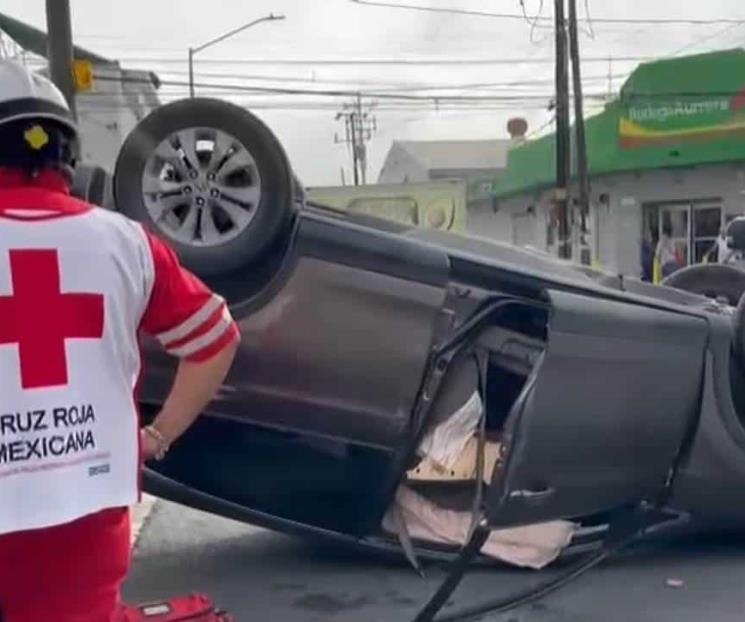 Vuelca camioneta tras choque