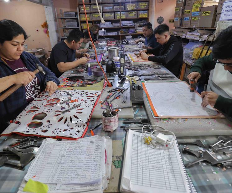 Es la creación de papel picado, un legado familiar