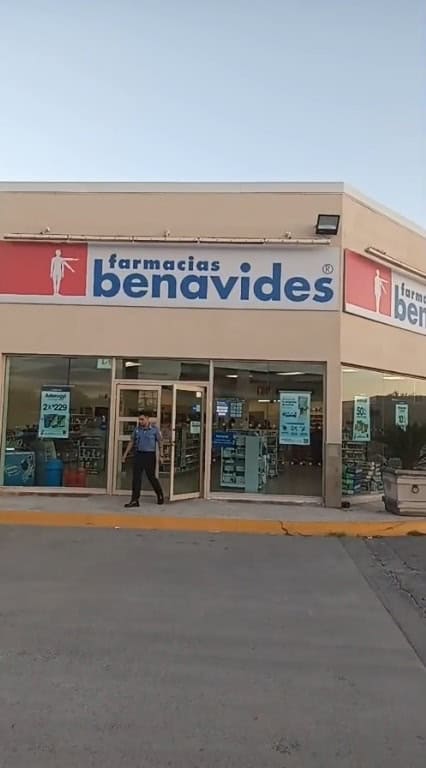 Un hombre armado asaltó con lujo de violencia, las instalaciones de una farmacia ubicada en el municipio de Linares, llevándose una fuerte cantidad de dinero.