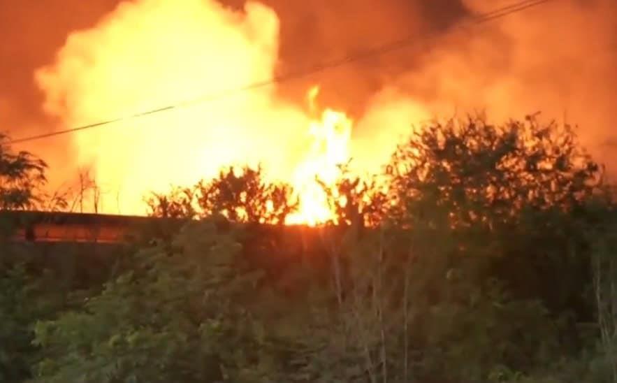 Arde bodega en parque industrial