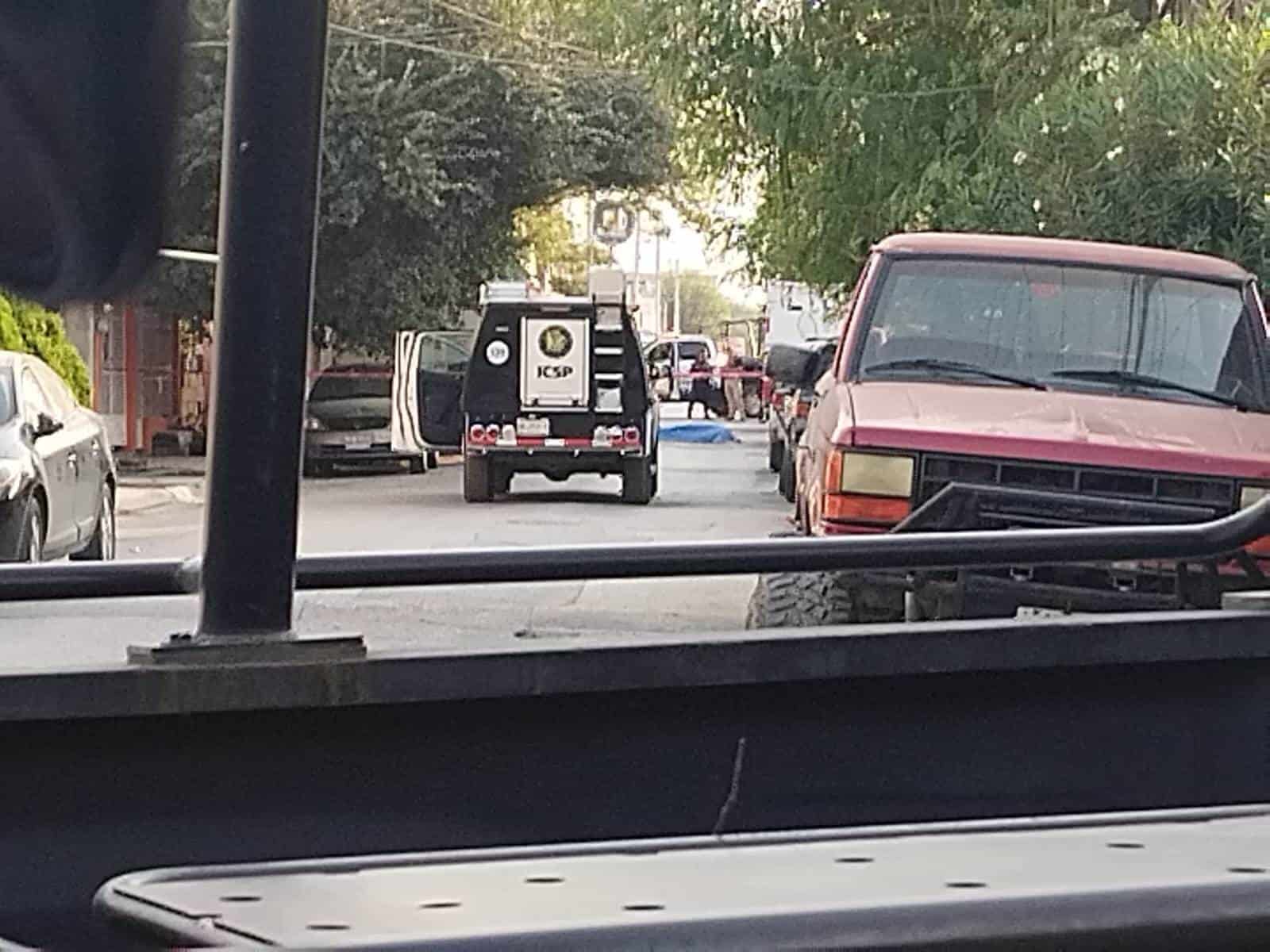 Un motociclista fue ejecutado a balazos y su cuerpo quedó sobre la vía pública, los ejecutores se dieron a la fuga en una moto, en Guadalupe.